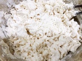 加入温水搅拌均匀