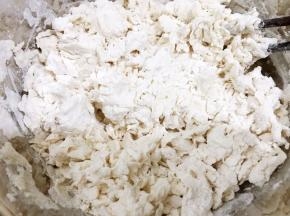 加入温水搅拌均匀