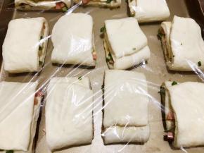 摆入不粘烤盘里盖上保鲜膜二次醒发30分钟