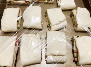摆入不粘烤盘里盖上保鲜膜二次醒发30分钟