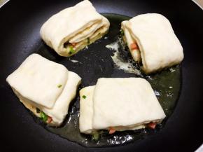 平底锅里加入植物油摆入饼，小火慢煎