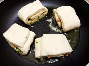 平底锅里加入植物油摆入饼，小火慢煎