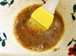 碗里打入鸡蛋，加入盐和五香粉拌匀