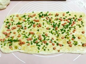 撒上葱花和火腿粒