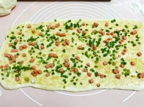 撒上葱花和火腿粒