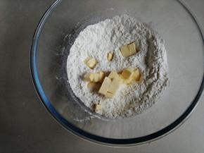 把面粉、糖、盐和无铝泡打粉混合，黄油切小块，在室温下软化，放入混合好的粉里面