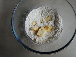 把面粉、糖、盐和无铝泡打粉混合，黄油切小块，在室温下软化，放入混合好的粉里面
