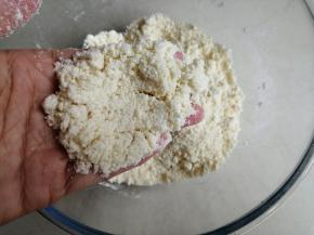 用双手搓成粗玉米粉状