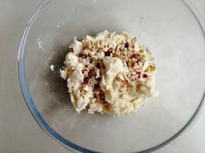 倒入水，用刮刀切拌混合好，倒入每日坚果碎