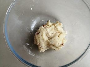 用手揉捏成团即可，不要过度揉，做司康饼切记一点是，不能过度揉捏面团，会影响口感
