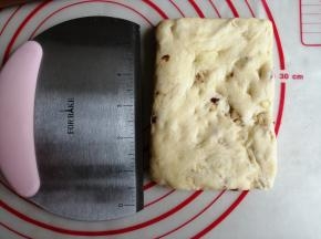 最后整理成1.5CM厚的长方形，可以借助刮板弄成长方形