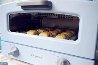 放入已经预热到180度的东菱3706小烤箱内，烘烤25分钟左右（实际烘烤温度要根据自家烤箱脾气而定）