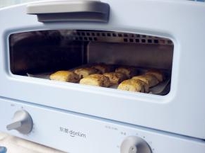 放入已经预热到180度的东菱3706小烤箱内，烘烤25分钟左右（实际烘烤温度要根据自家烤箱脾气而定）