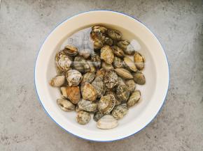 花蛤在淡盐水中浸泡两小时以上。