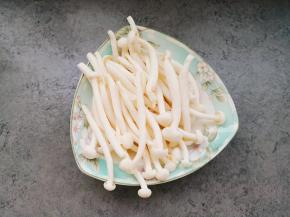 白玉菇洗净备用。