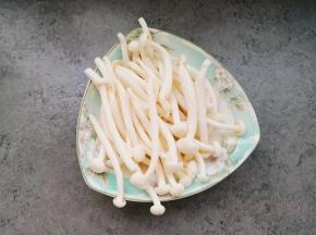 白玉菇洗净备用。