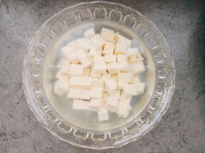 豆腐切块放入冷水中。