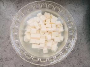豆腐切块放入冷水中。