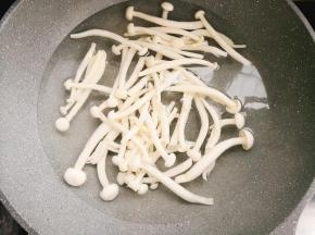 锅中倒水烧开，放入白玉菇。