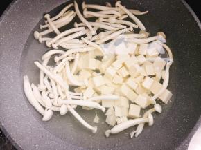 等白玉菇煮软后放入豆腐。