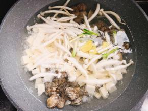 水再次烧开后放入花蛤，盖上锅盖煮10分钟即可。