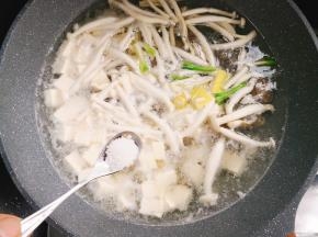 水再次烧开后放入姜片，葱段，加原味鲜调味料，盐调味，喜欢胡椒粉的可以放少许胡椒粉。