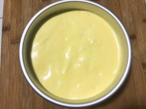 倒入6寸模具中，轻震两下震出气泡