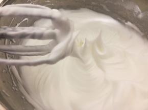 继续高速打发至拉起打蛋头，有直立的小勾状态