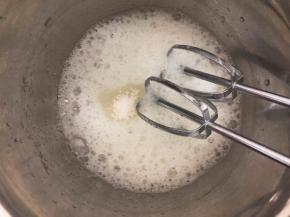 蛋白加入柠檬汁，低速打发至粗泡状态，加入三分之一白砂糖