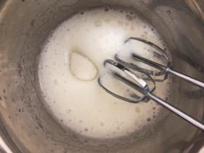 中速打发至粗泡消失，加入三分之一白砂糖