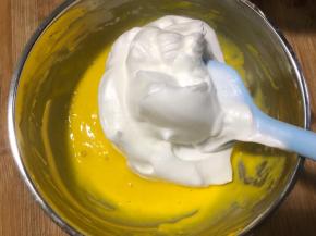 分三分之一蛋白到蛋黄糊中翻拌均匀