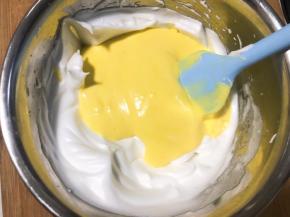 再倒回蛋白盆中继续翻拌均匀