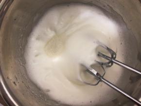 高速打发至有纹路状态，加入最后的白砂糖