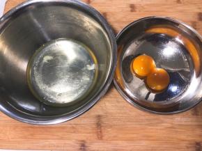 蛋白和蛋黄分离，蛋白盆中应无油无水无蛋黄
