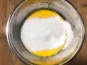 筛入低筋面粉Z字形搅拌均匀