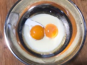 加入玉米油和纯牛奶搅拌均匀