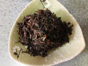 梅干菜提前泡好，捞出控干切碎备用