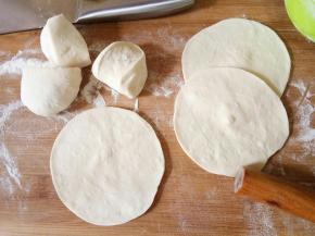 面发好以后，揉面排气，然后做剂子包包子