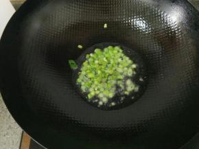 香葱切碎，热锅凉油，下一半香葱进去爆香