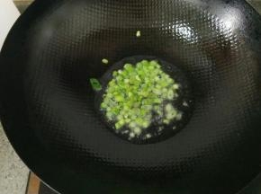 香葱切碎，热锅凉油，下一半香葱进去爆香