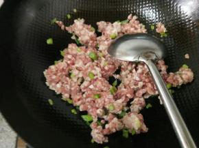 放肉馅进去翻炒到变色