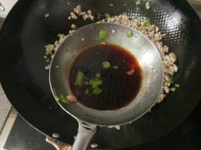 加入生抽，白糖调味。