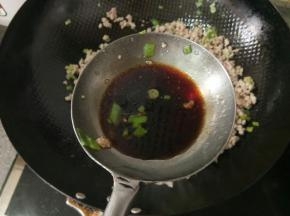 加入生抽，白糖调味。