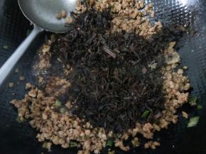 放入梅干菜翻炒，尝下如果不够咸再加点盐调味