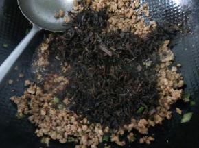 放入梅干菜翻炒，尝下如果不够咸再加点盐调味