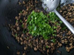 炒好的馅盛出，把剩余的葱花放入搅拌均匀馅料就做好了