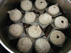 包好的包子冷水上锅等水开后调中火再蒸15分钟关火，闷五分钟再起锅