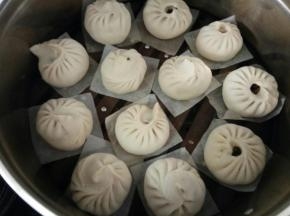 包好的包子冷水上锅等水开后调中火再蒸15分钟关火，闷五分钟再起锅