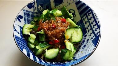 调制好的蒜泥汁浇在黄瓜海螺肉碗中。