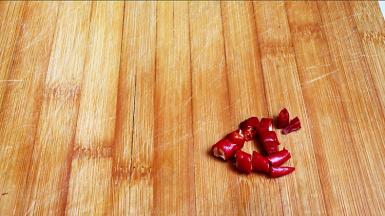 小红椒切成小段。